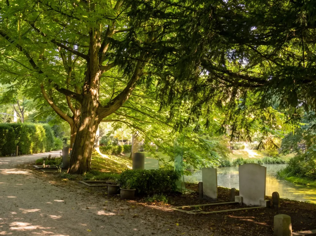 Begraafpark Kleverlaan met graven langs een vijver