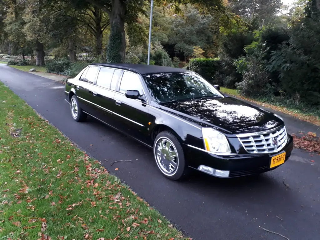 Cadillac limousine die als volgauto wordt ingezet