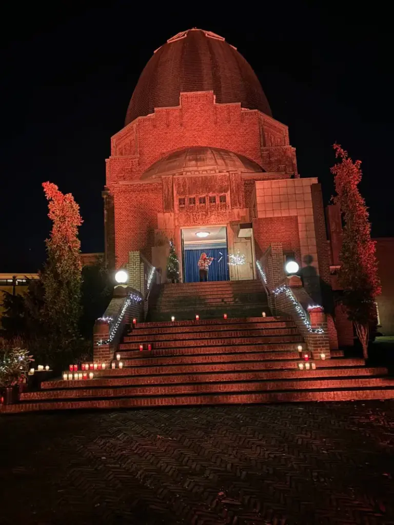 Crematorium Westerveld in Driehuis, verlicht tijdens de herdenking op Allerzielen