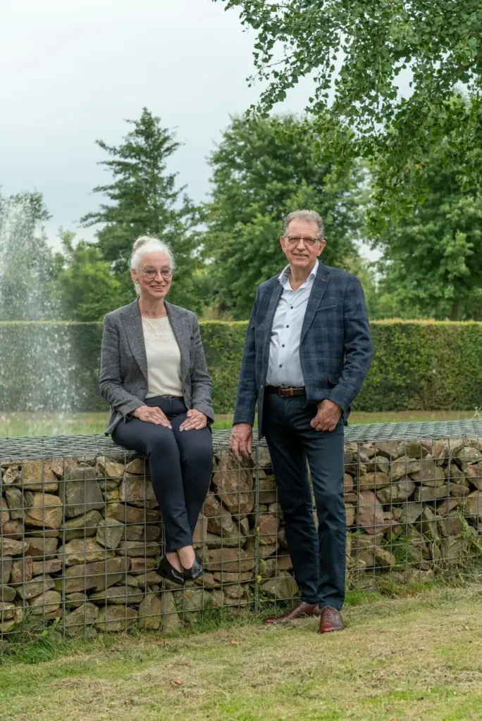 Martin Uitendaal en Sonja Raijmakers bij een fontein in een tuin