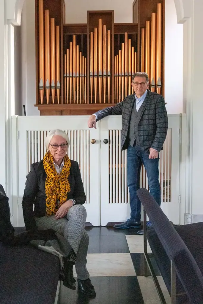 Martin Uitendaal en Sonja Raijmakers bij het orgel in een aula