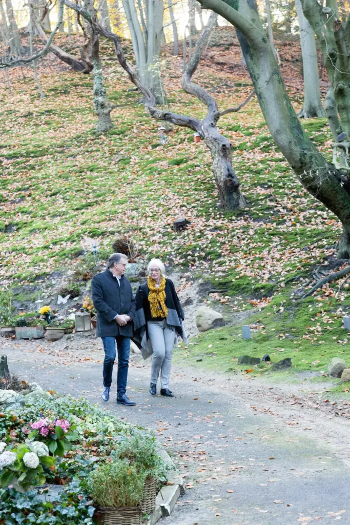 Martin Uitendaal en Sonja Raijmakers lopen samen over een pad tussen de bomen