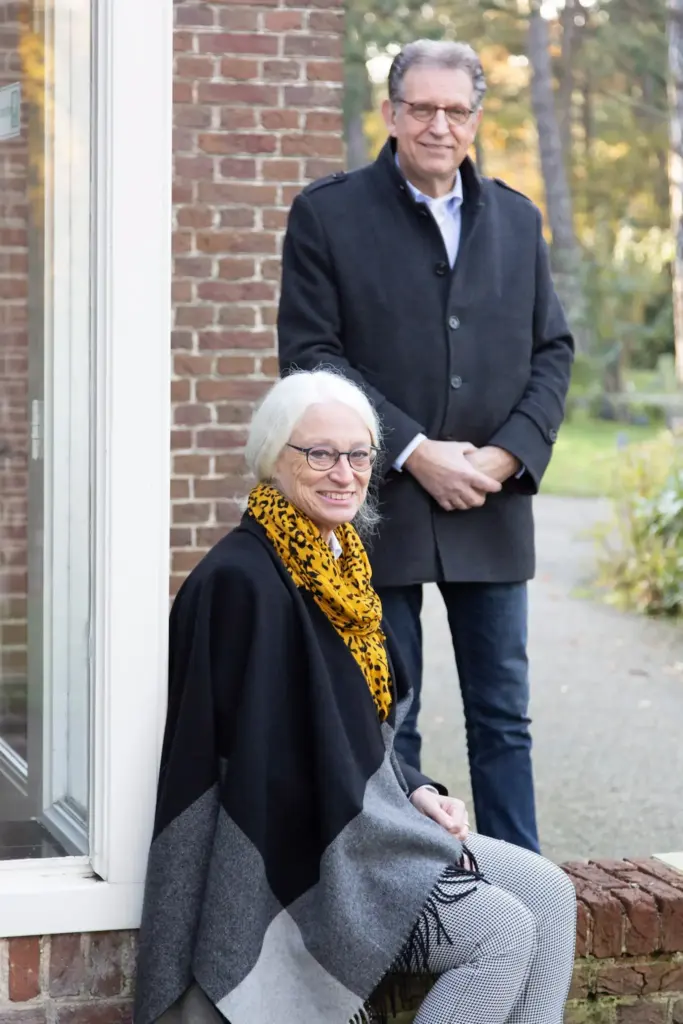 Sonja Raijmakers zittend op een vensterbank met Martin Uitendaal achter haar