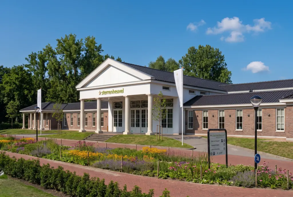 Het gebouw van crematorium Sterrenheuvel aan de Vergierdeweg